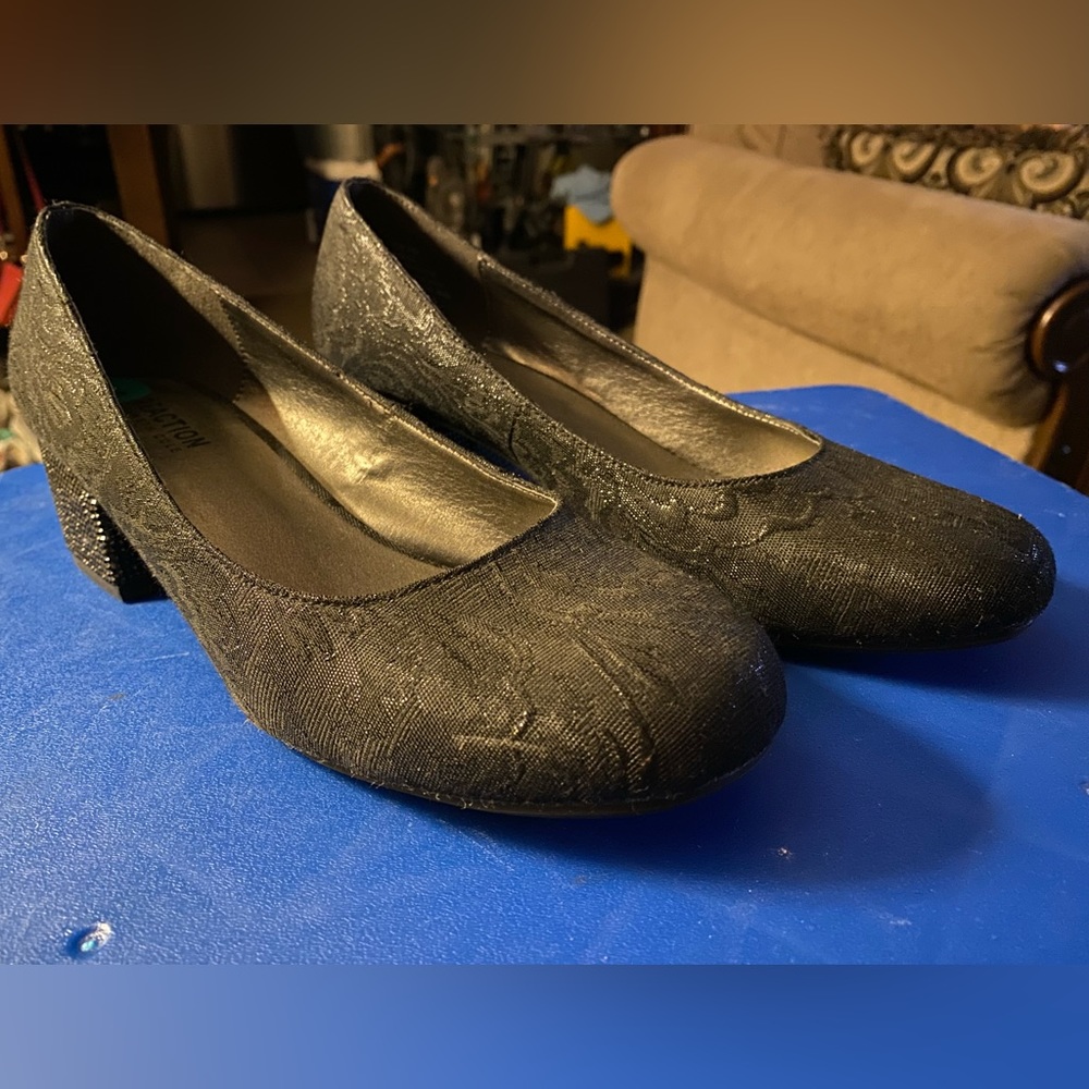 Kenneth Cole Reaction Flip Side Pumps Black | Size 8